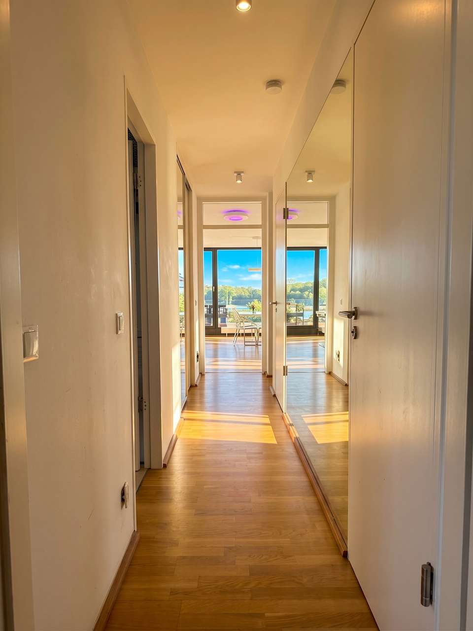 EXKLUSIVES PENTHOUSE IM BAUHAUSSTIL MIT RHEIN - BLICK, DREI TERRASSEN UND TG - STELLPLATZ