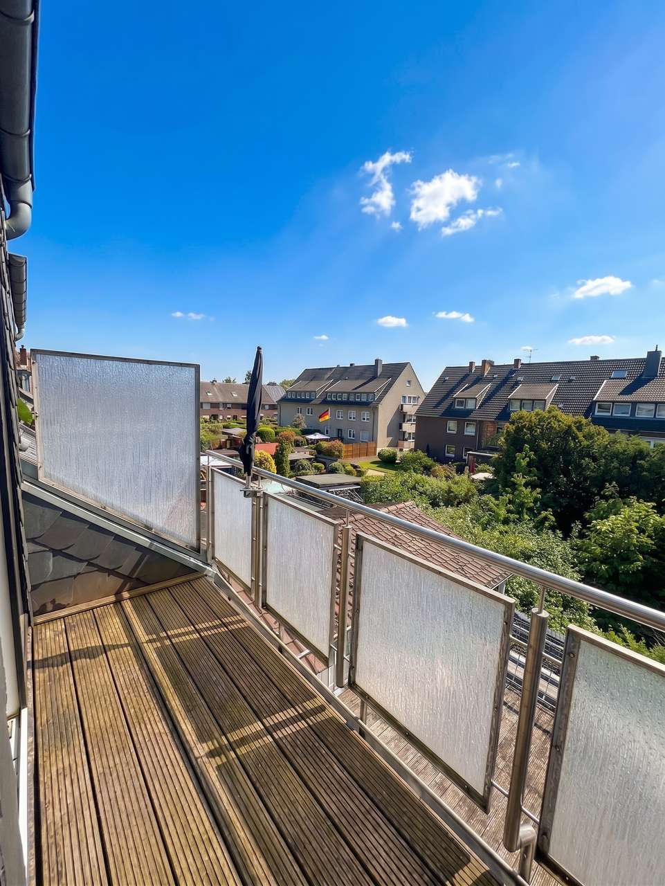 Lichtdurchflutete  – Ruhige, kernsanierte Dachgeschosswohnung mit Sonnenbalkon ins Grüne