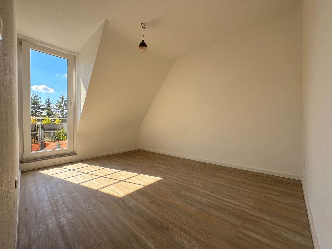 Lichtdurchflutete  – Ruhige, kernsanierte Dachgeschosswohnung mit Sonnenbalkon ins Grüne