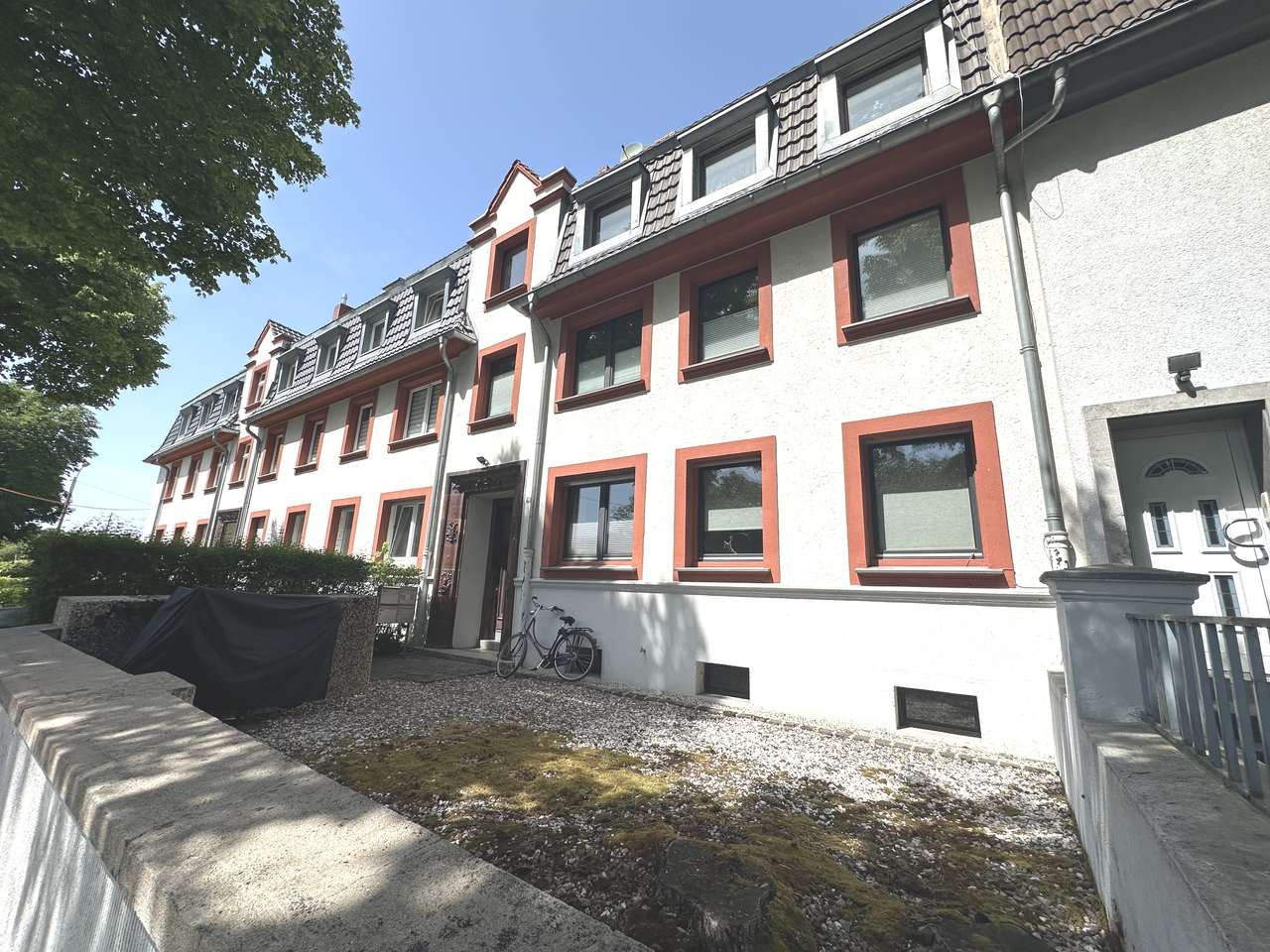 Historischer Charme trifft Moderne: Sanierte 3-Zimmer-Traumwohnung im Denkmal mit idyllischem Garten