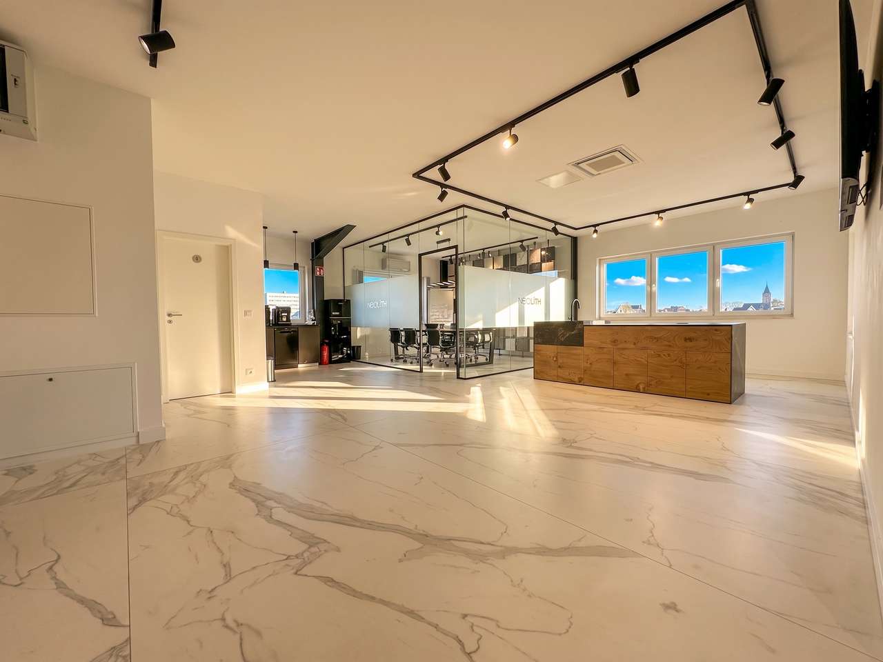 Exklusiver Firmensitz mit modernem Industriecharme: Design-Büros, Showroom & Lagerhalle