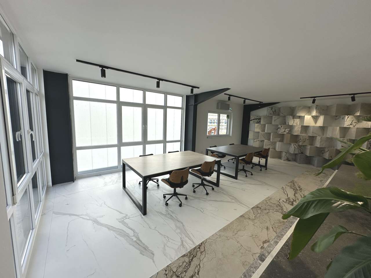Exklusiver Firmensitz mit modernem Industriecharme: Design-Büros, Showroom & Lagerhalle