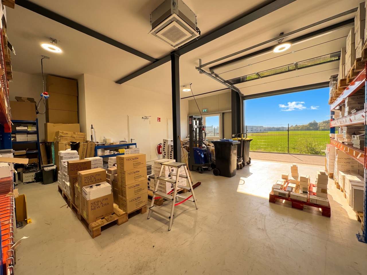Exklusiver Firmensitz mit modernem Industriecharme: Design-Büros, Showroom & Lagerhalle