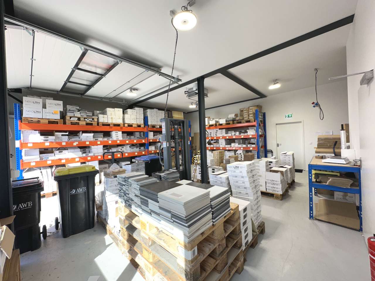Exklusiver Firmensitz mit modernem Industriecharme: Design-Büros, Showroom & Lagerhalle