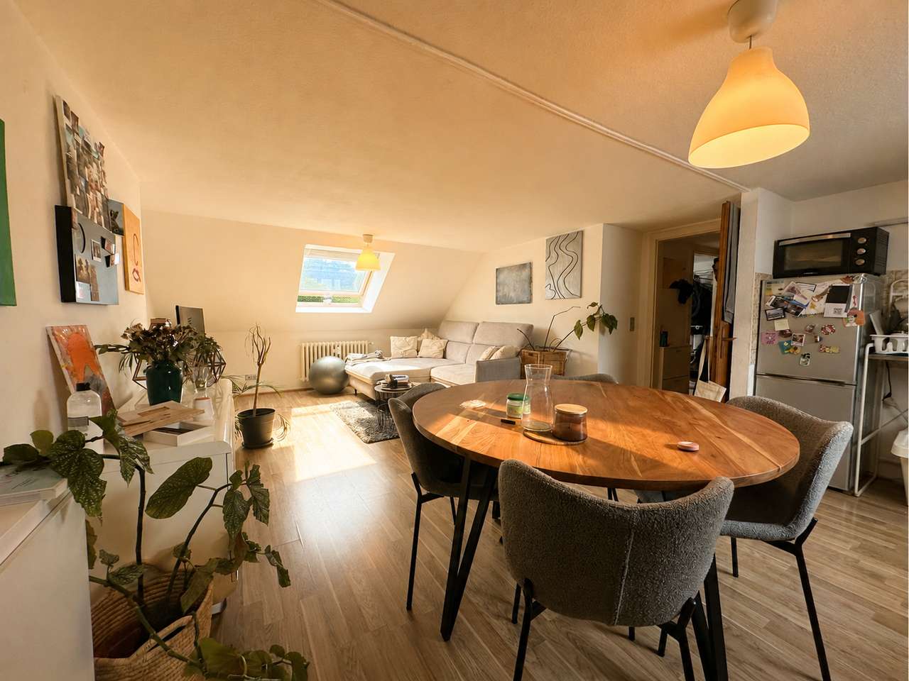 Wohnen über den Dächern: Helle Dachgeschoss-Wohnung mit Charme & offener Küche