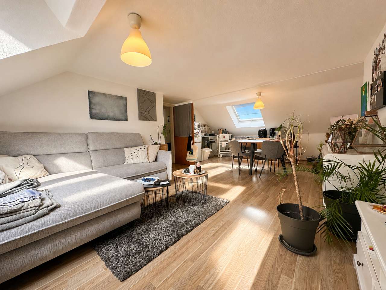 Wohnen über den Dächern: Helle Dachgeschoss-Wohnung mit Charme & offener Küche