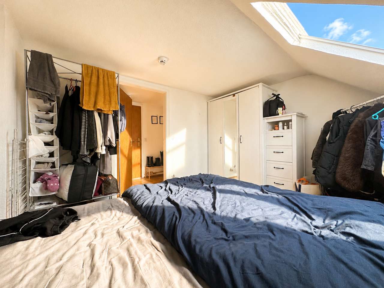 Wohnen über den Dächern: Helle Dachgeschoss-Wohnung mit Charme & offener Küche