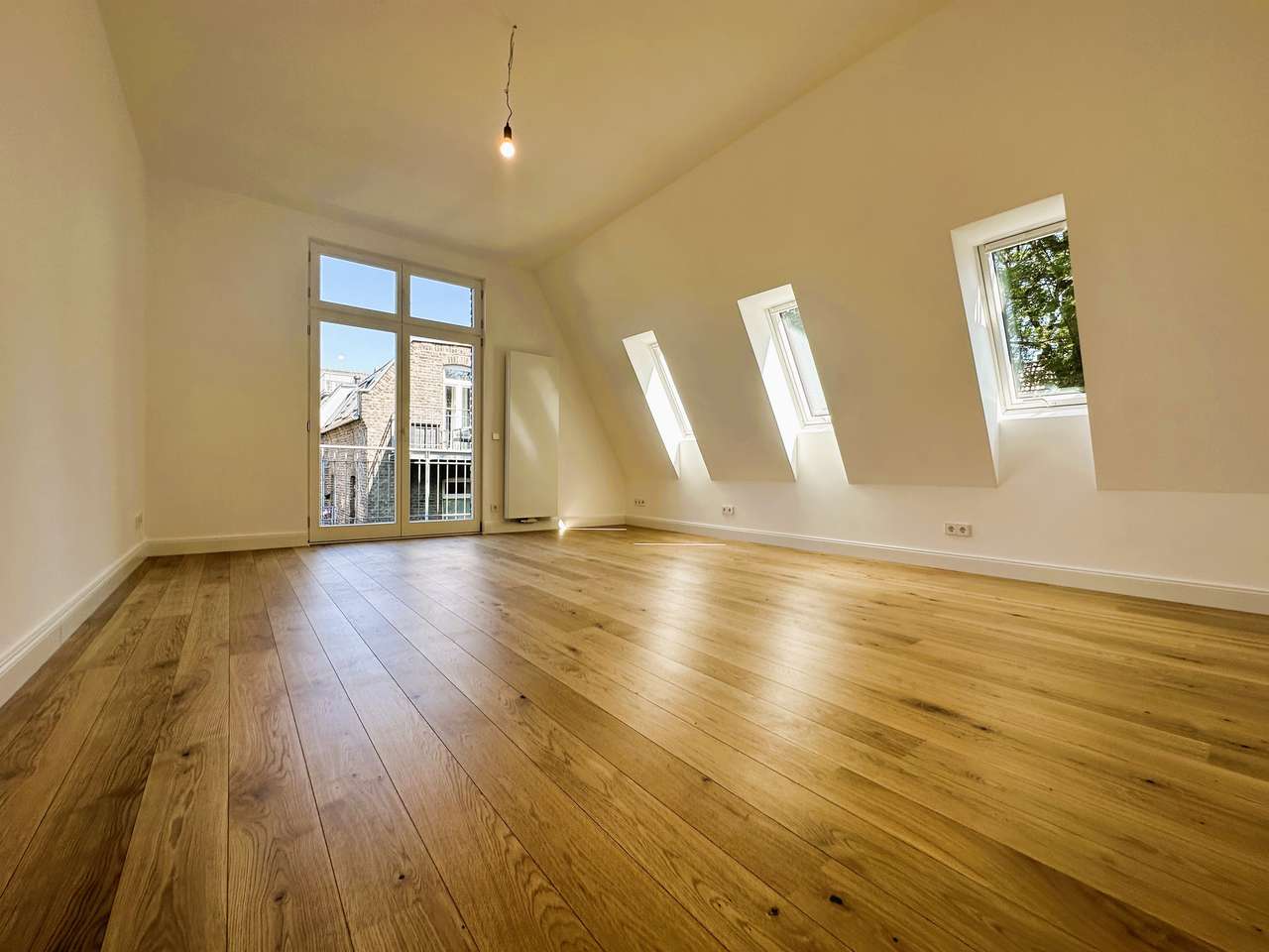 KERNSANIERTE ALTBAU DACHTERRASSEN 5 ZIMMER MAISONETTE WOHNUNG AM ERZBERGERPLATZ