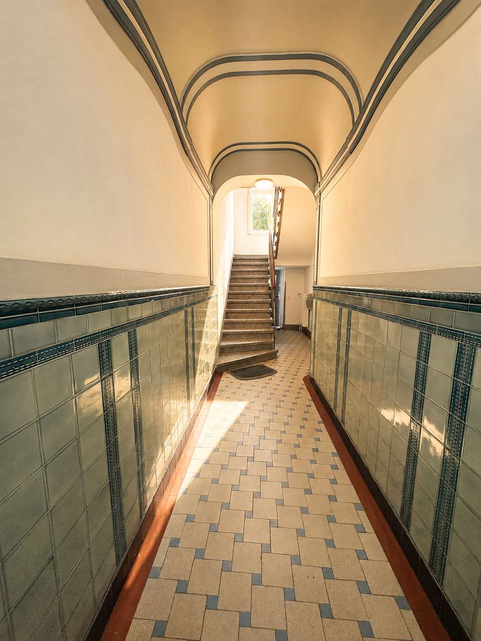 Historischer Charme trifft Loft-Flair: 3-Zimmer-Dachgeschoss mit hohen Decken, Balkon & Sichtbalken