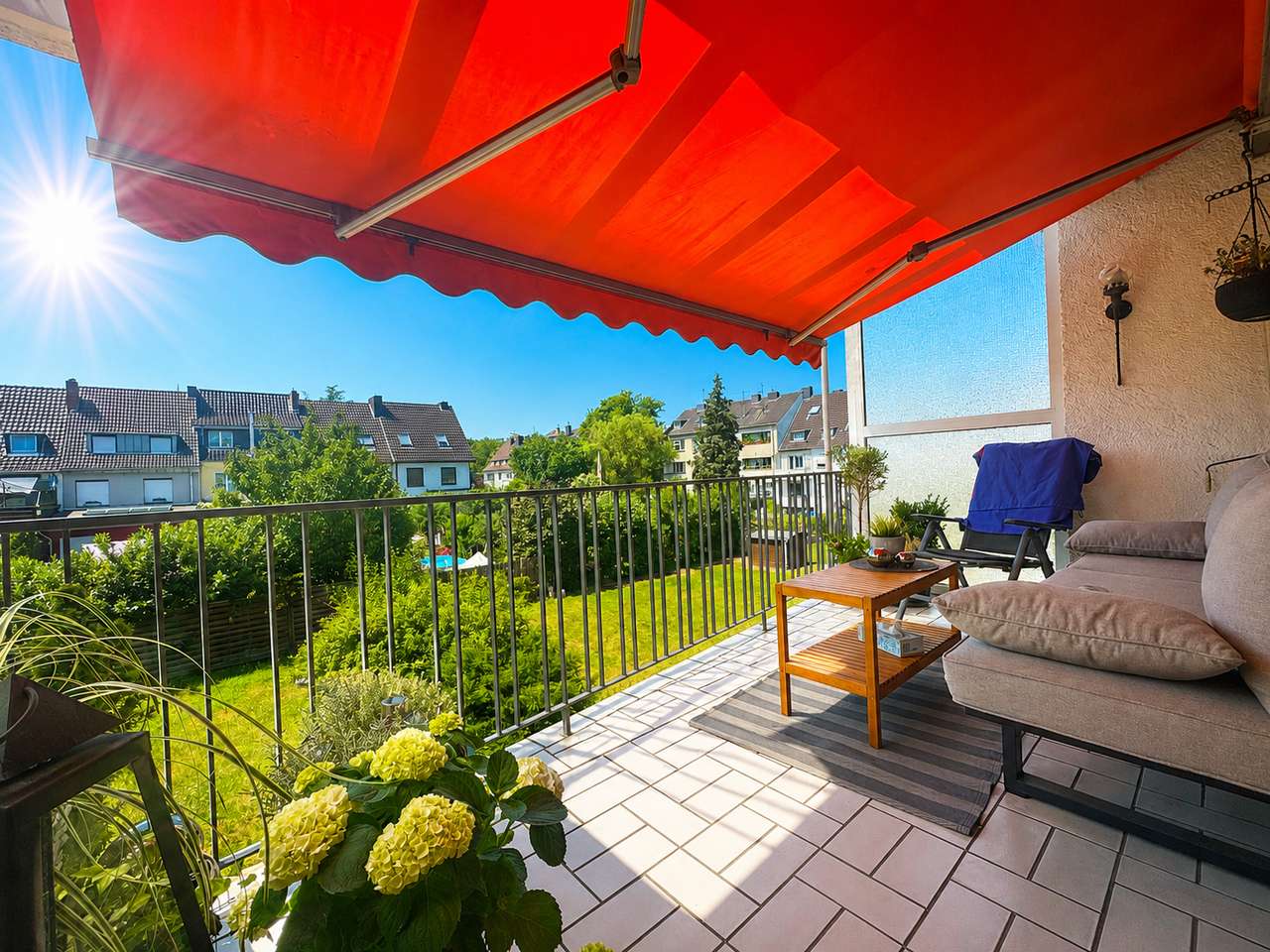 Lichtdurchfluteter Wohntraum mit Glasdach-Balkon und Gartenblick