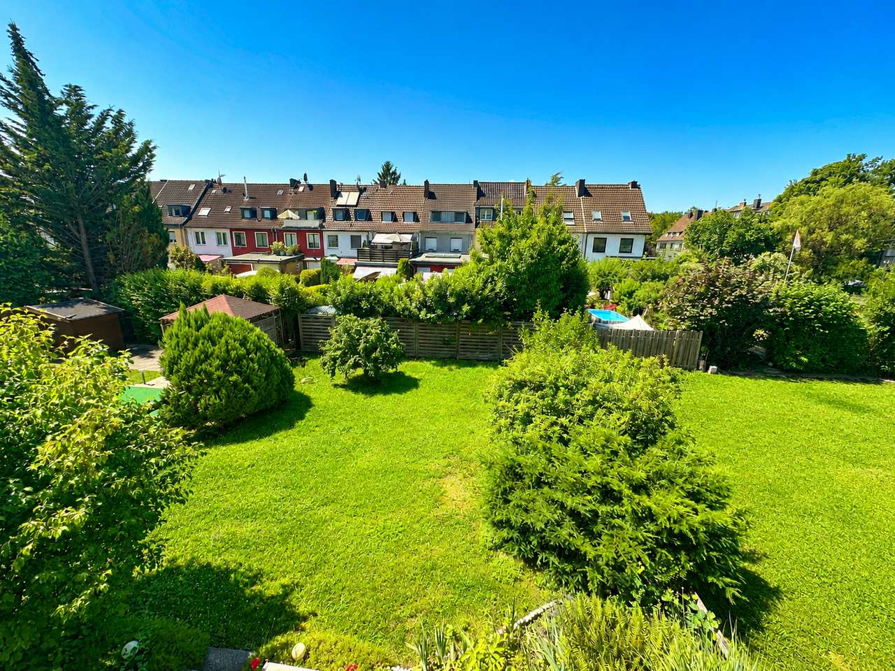 Lichtdurchfluteter Wohntraum mit Glasdach-Balkon und Gartenblick