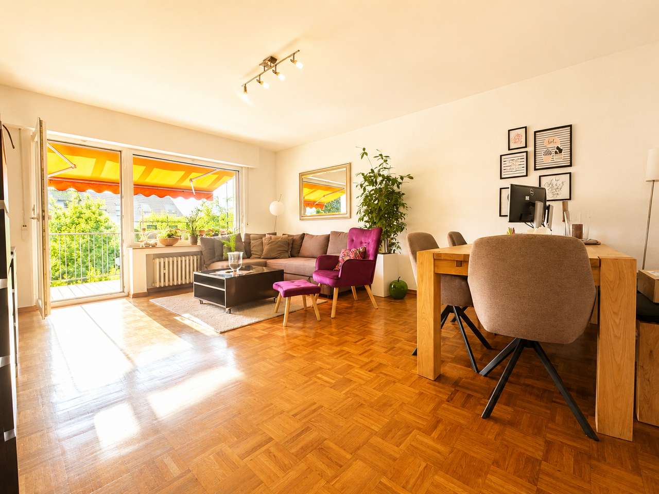 Lichtdurchfluteter Wohntraum mit Glasdach-Balkon und Gartenblick