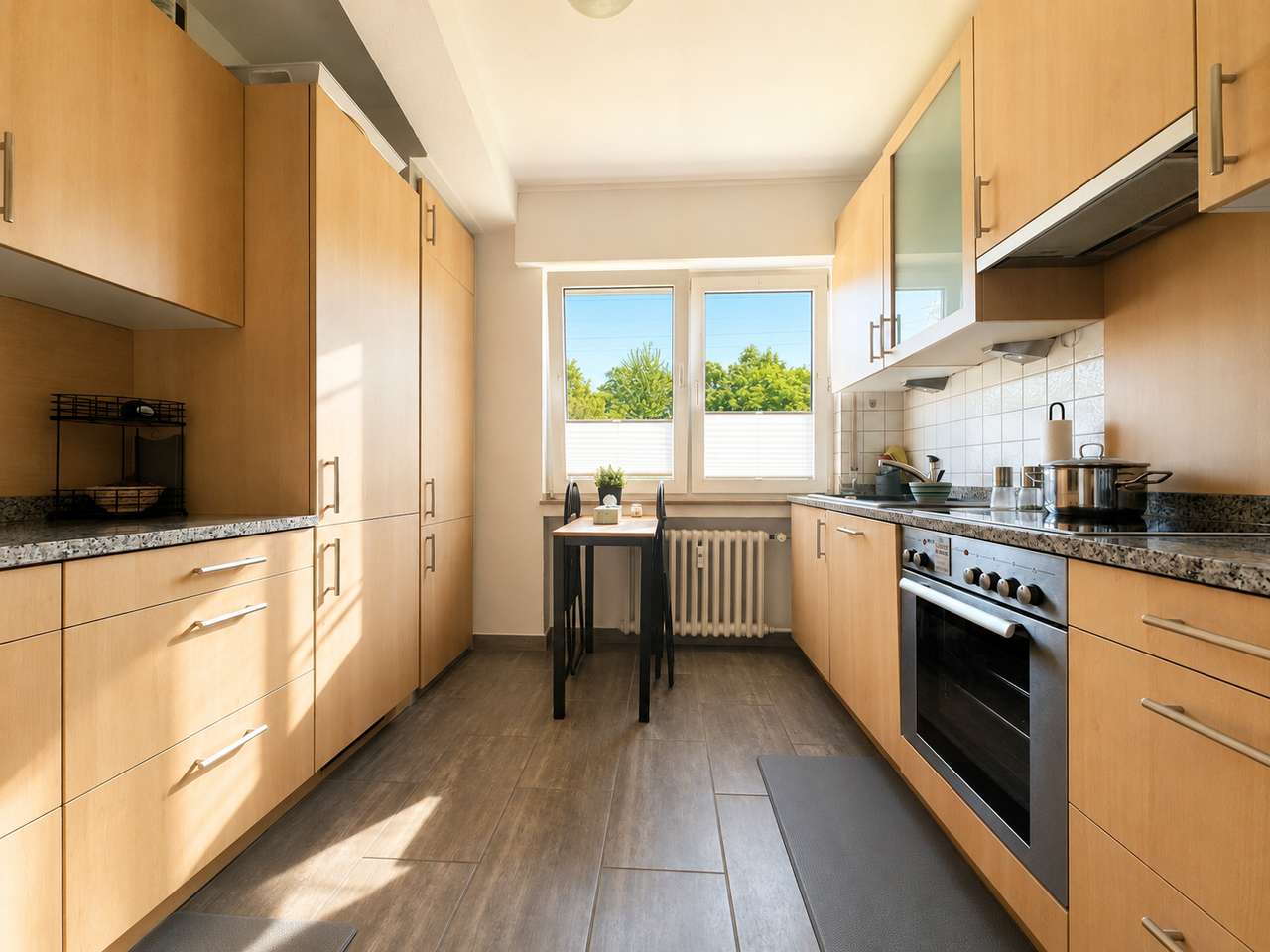 Lichtdurchfluteter Wohntraum mit Glasdach-Balkon und Gartenblick