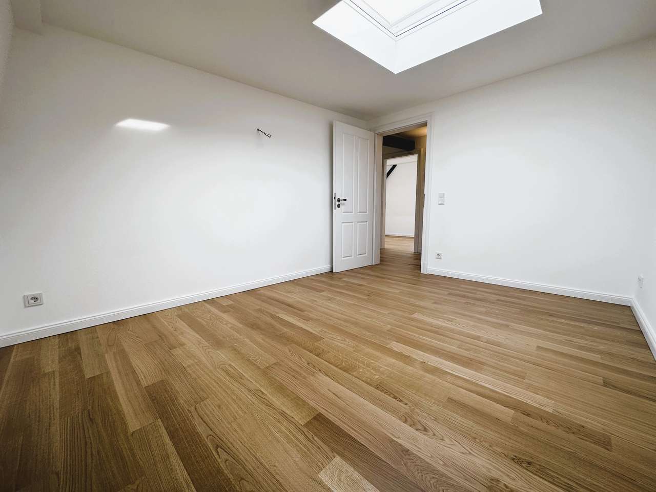TRAUMHAFTE KERNSANIERTE ALTBAU DREI ZIMMER DACHGESCHOSS WOHNUNG IN NIPPES