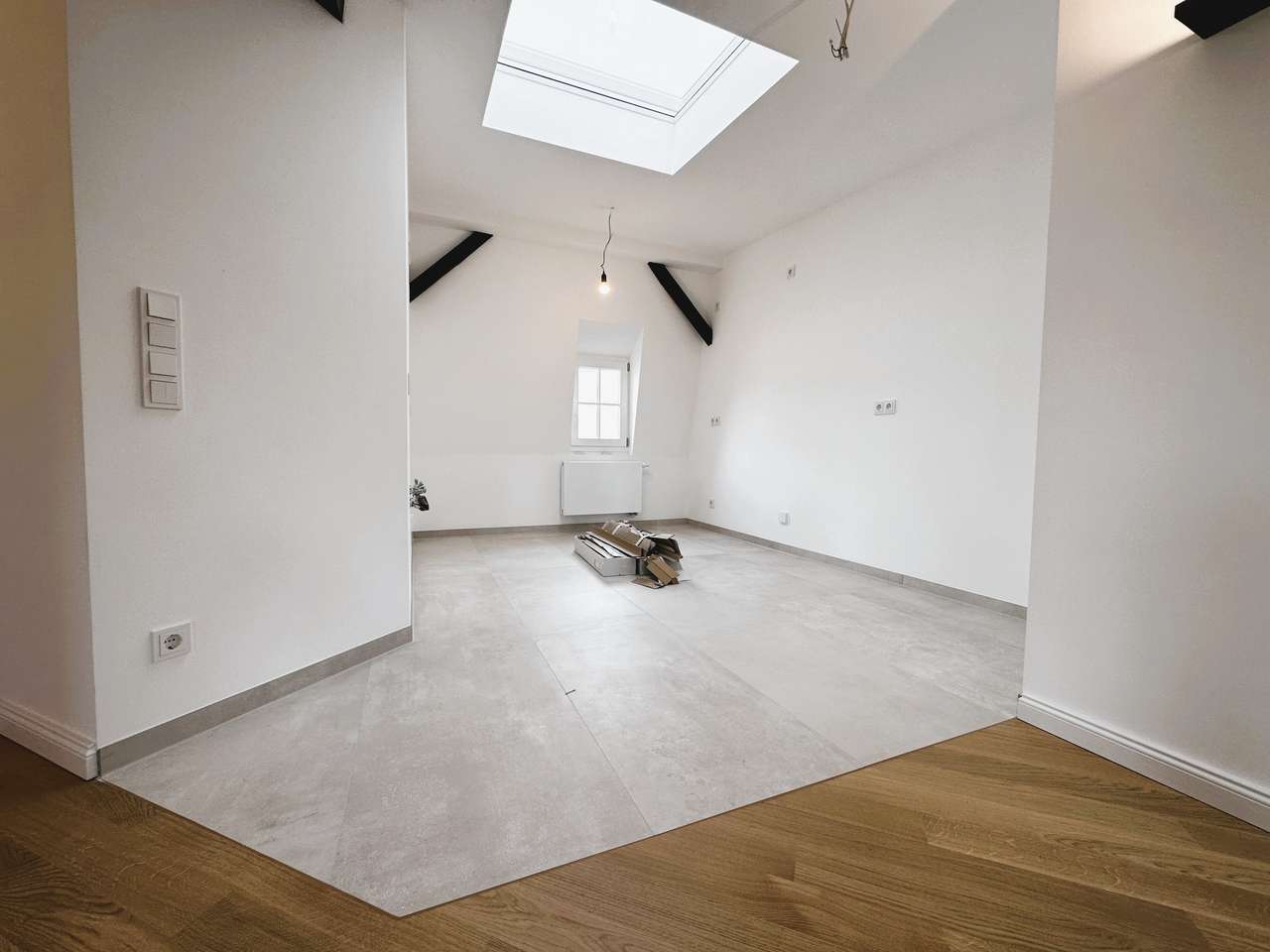 TRAUMHAFTE KERNSANIERTE ALTBAU DREI ZIMMER DACHGESCHOSS WOHNUNG IN NIPPES