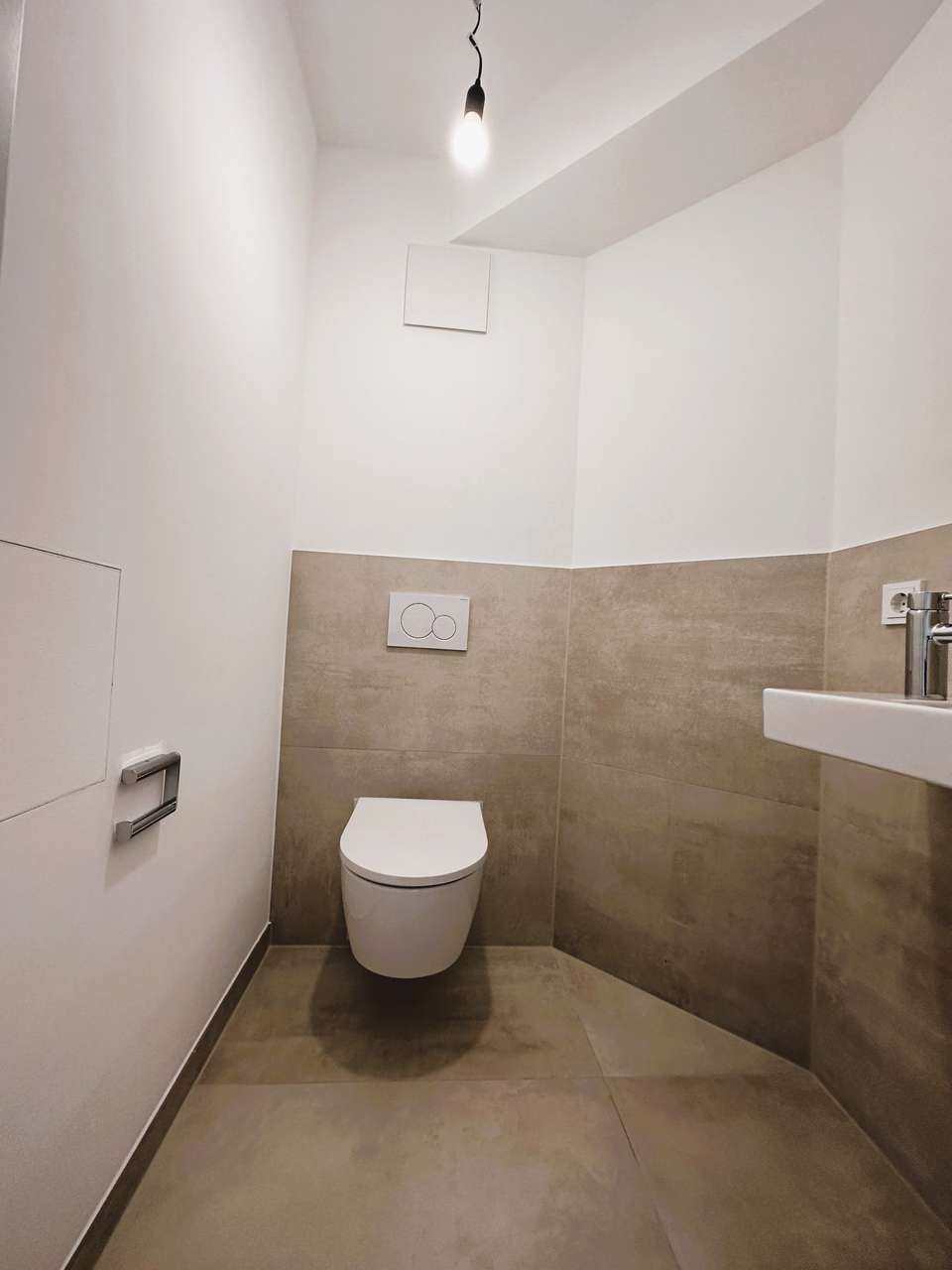 TRAUMHAFTE KERNSANIERTE ALTBAU DREI ZIMMER DACHGESCHOSS WOHNUNG IN NIPPES