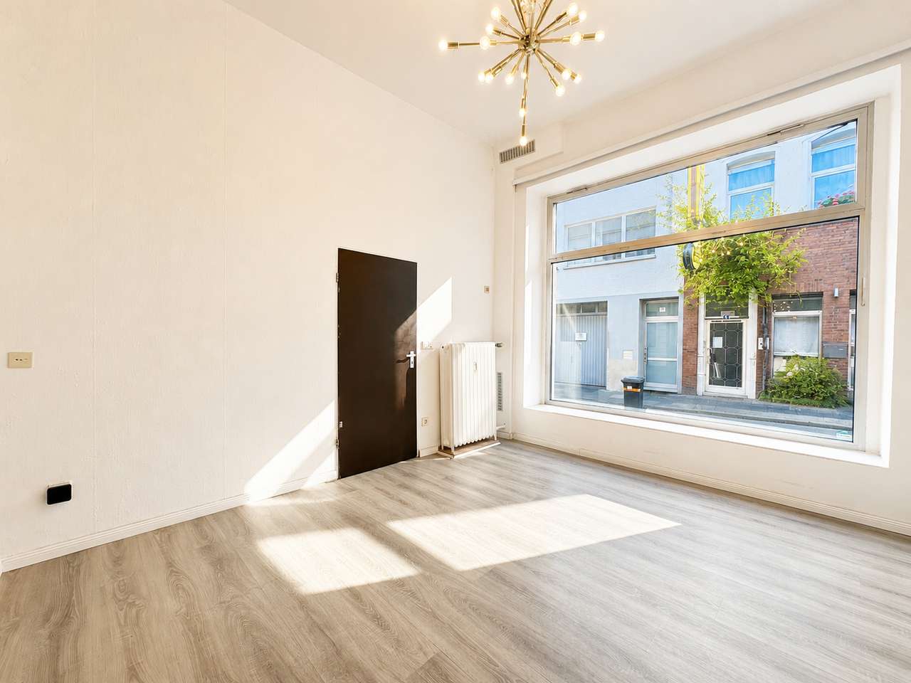 Attraktives Ladenlokal mit hohen Decken und großer Schaufensterfront in zentraler Kölner Lage