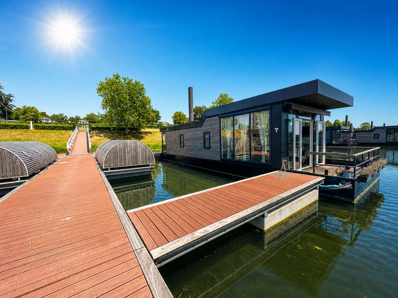 EXKLUSIVES LUXUS-HAUSBOOT AUF EIGENEM WASSERGRUNDSTÜCK (193 m²)