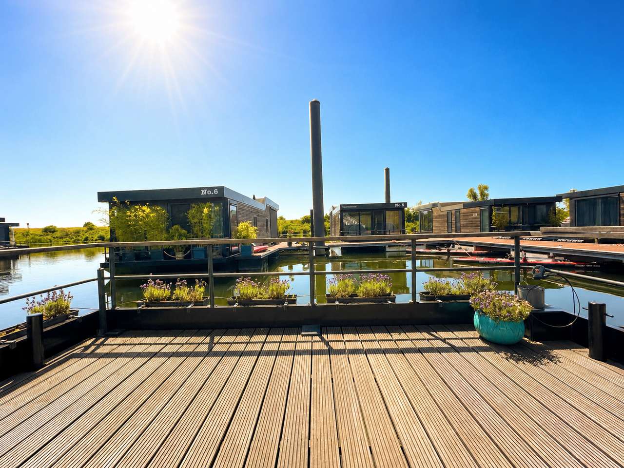 EXKLUSIVES LUXUS-HAUSBOOT AUF EIGENEM WASSERGRUNDSTÜCK (193 m²)