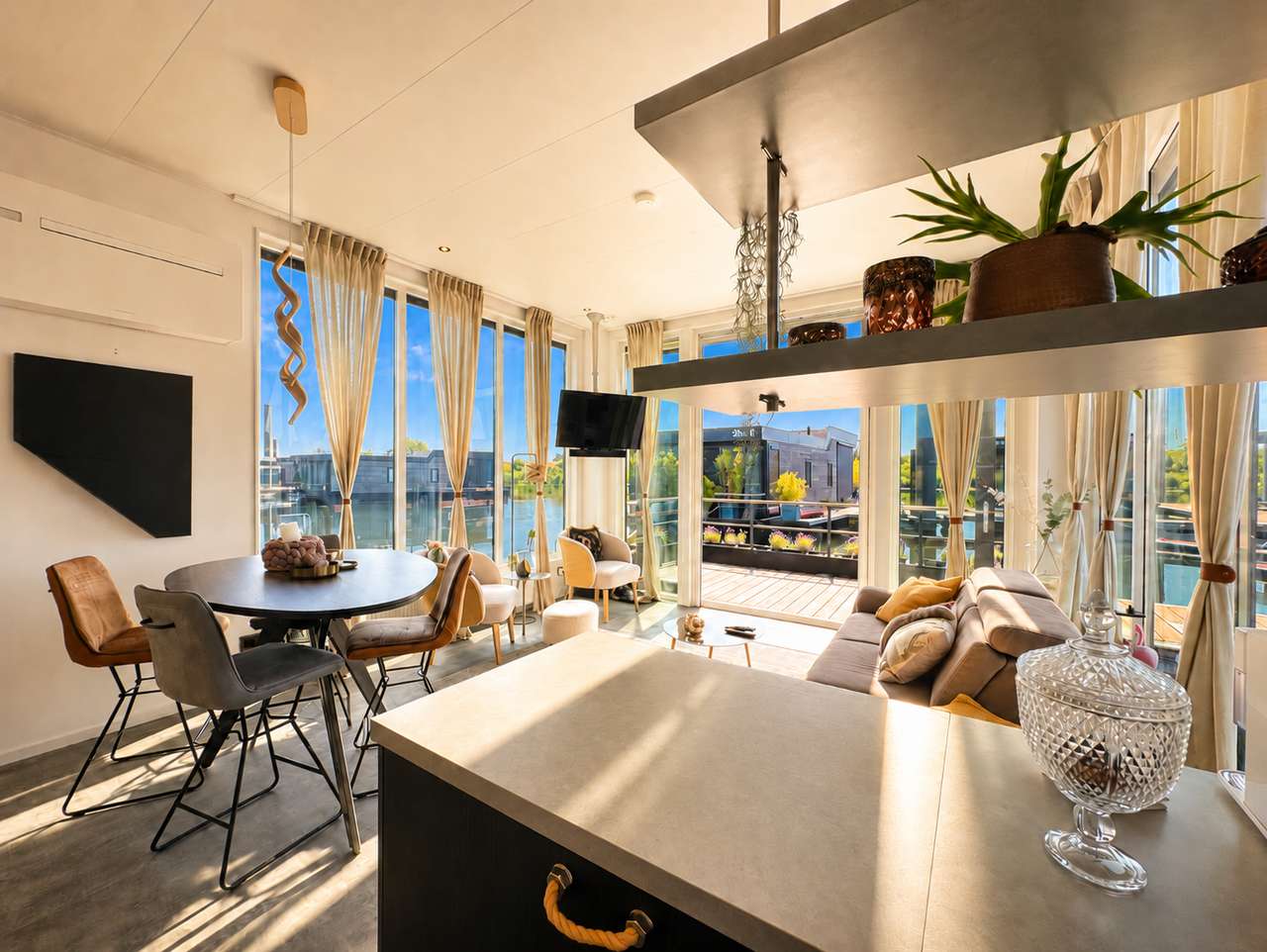 EXKLUSIVES LUXUS-HAUSBOOT AUF EIGENEM WASSERGRUNDSTÜCK (193 m²)