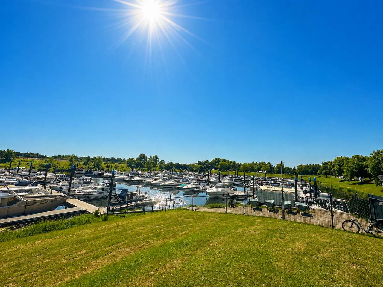EXKLUSIVES LUXUS-HAUSBOOT AUF EIGENEM WASSERGRUNDSTÜCK (193 m²)