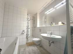 Wannenbad mit Dusche Wannenbad mit Dusche