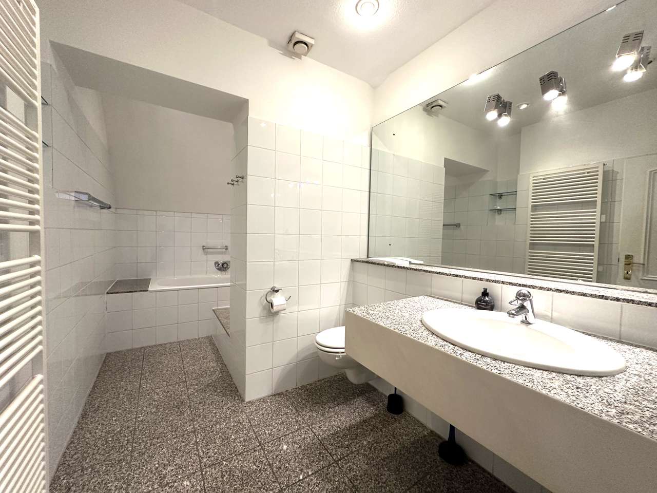 Wannenbad mit Dusche