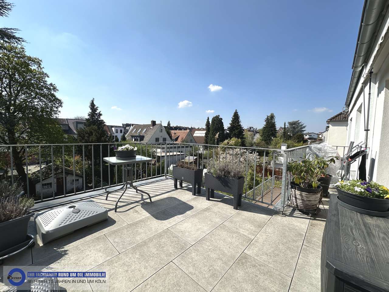 großer Gartenbalkon Foto 1