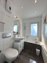 Wannenbad mit Fenster Wannenbad mit Fenster