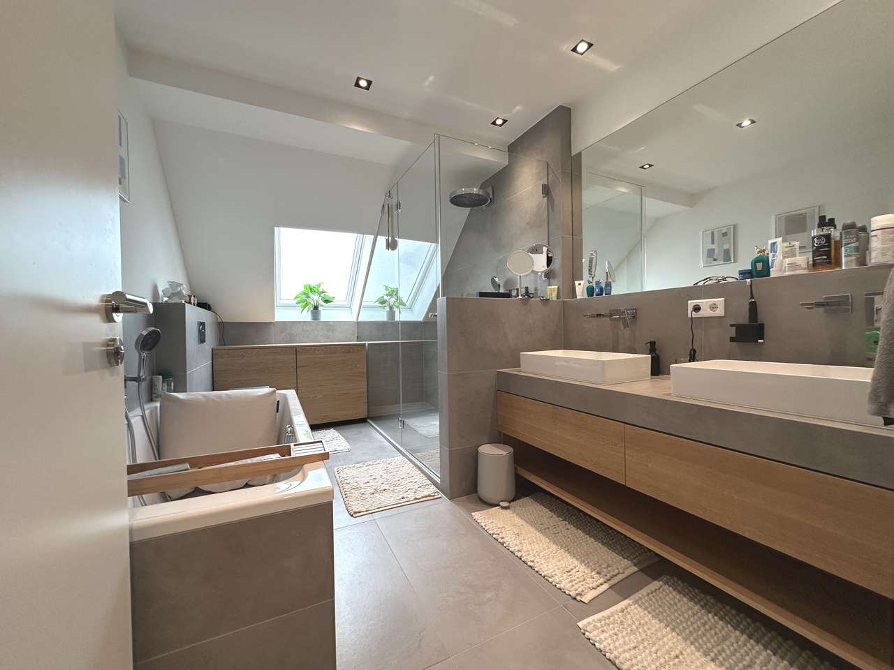 Wannenbad mit Dusche Ebene 1 Wannenbad mit Dusche Ebene 1