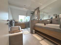 Wannenbad mit Dusche Ebene 1