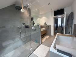Wannebad mit Dusche Foto 2