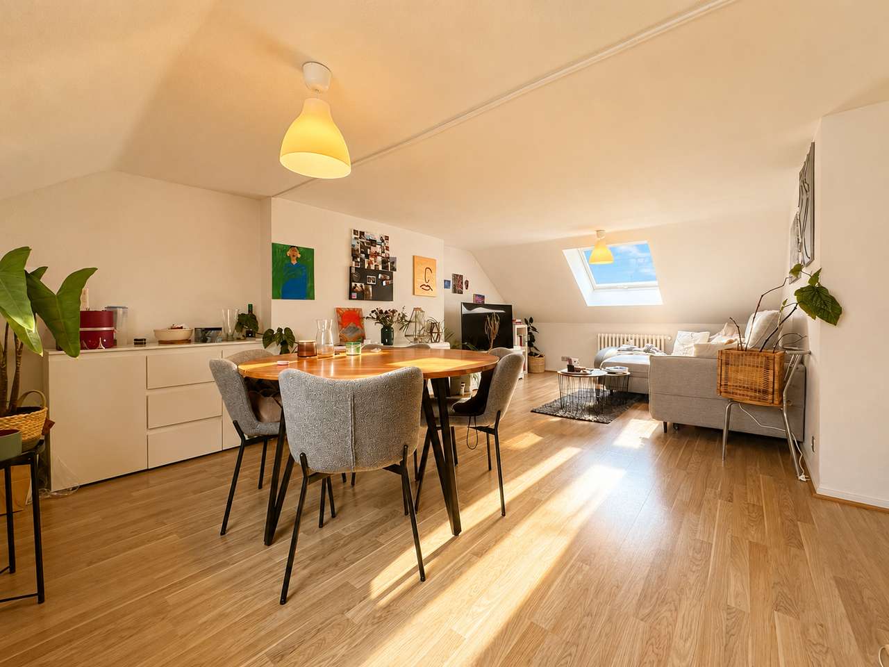 Köln: Wohnen über den Dächern: Helle Dachgeschoss-Wohnung mit Charme & offener Küche 