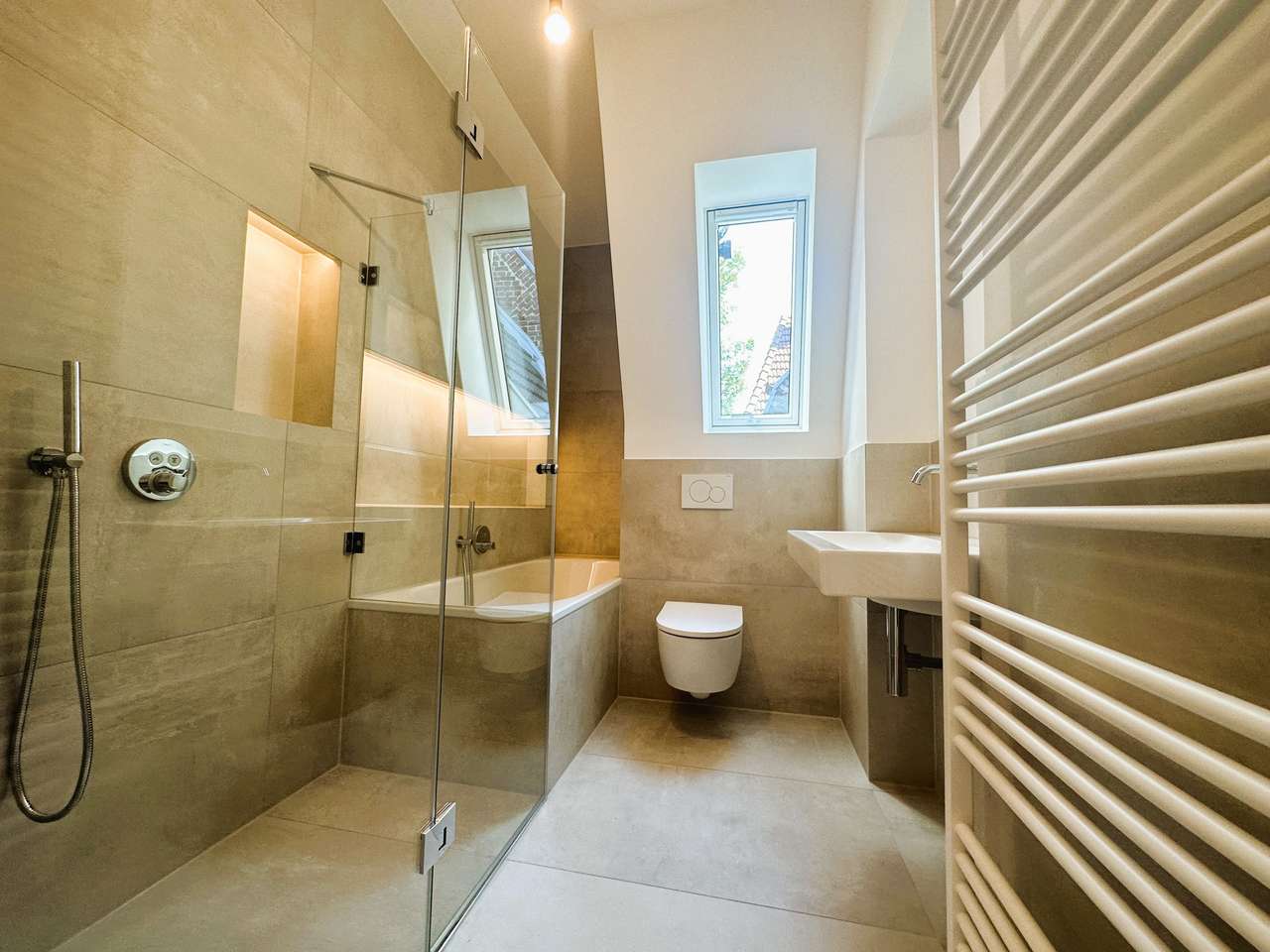 Wannebad mit Dusche Wannebad mit Dusche