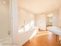Wannenbad mit Dusche Foto 2 Wannenbad mit Dusche Foto 2